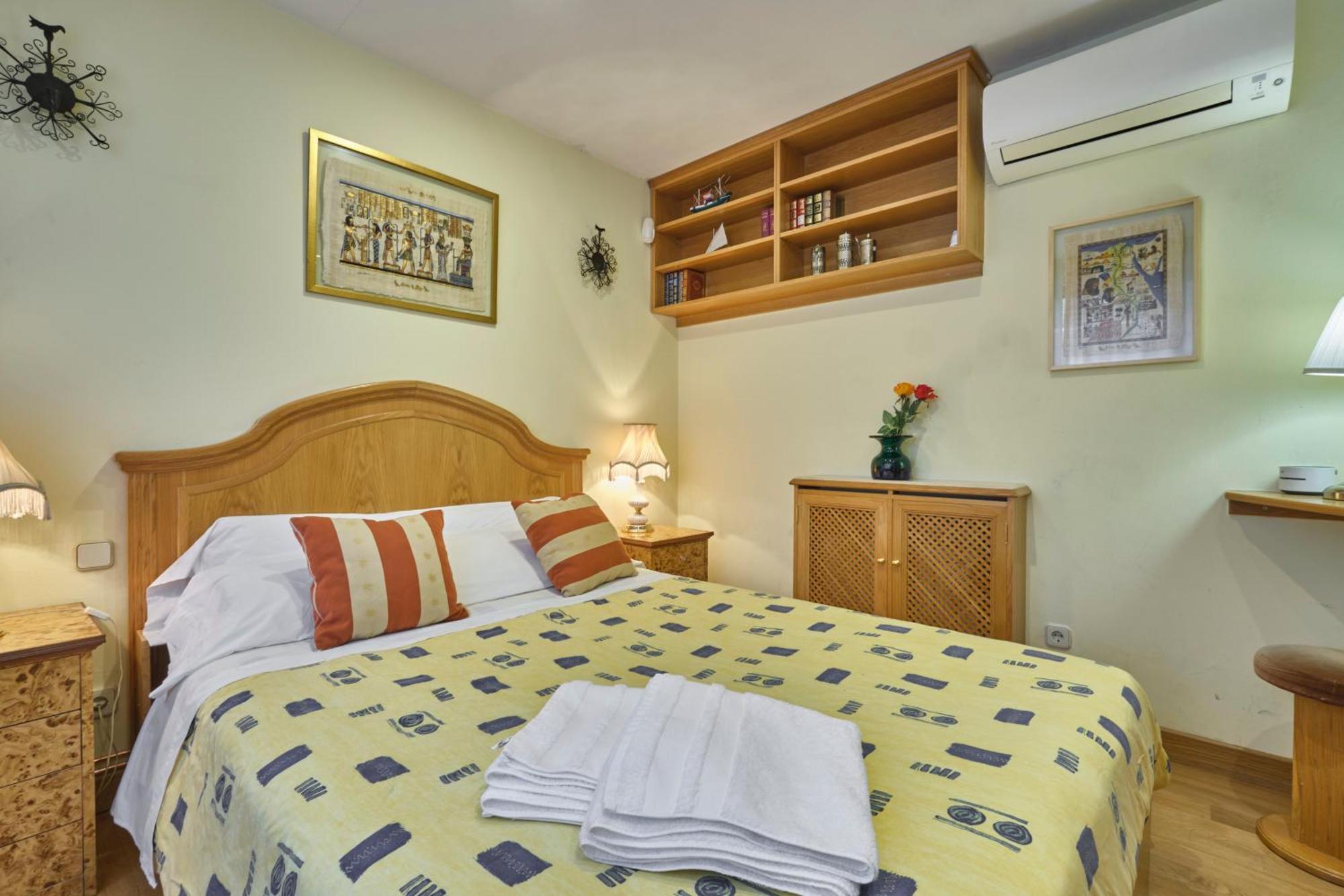 Apartamentos Carlos Мадрид Екстериор снимка